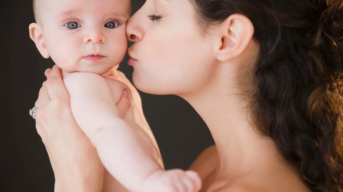 Mother and baby boy (2-5 months) posing together, Mutter und Baby Keine Weitergabe an Drittverwerter.
