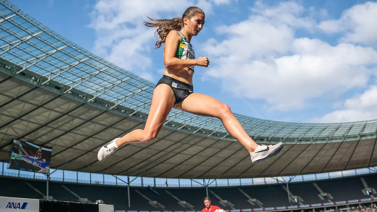 ARCHIV - 04.08.2019, Berlin: Leichtathletik: Deutsche Meisterschaft im Olympiastadion, Frauen 3000 m Hindernis: Gesa Felicitas Krause überläuft das Wasserhindernis. Im Trainingslager in Davos absolviert sie derzeit ihre letzten Einheiten, am 27. Juli ist Abflug nach Japan zu den Olympischen Spielen. (zu dpa-KORR.: "Gesa Krause: «Innere Ruhe» in Davos für den Olympia-Traum") Foto: Michael Kappeler/dpa +++ dpa-Bildfunk +++