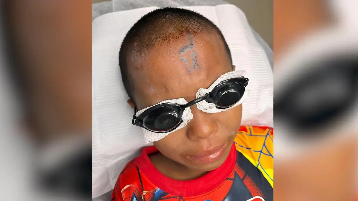 Mitschüler tätowieren Kao (10) Schimpfwort auf die Stirn - um ihn zu demütigen! Tattoo-Künstlerin hilft Mobbing-Opfer 