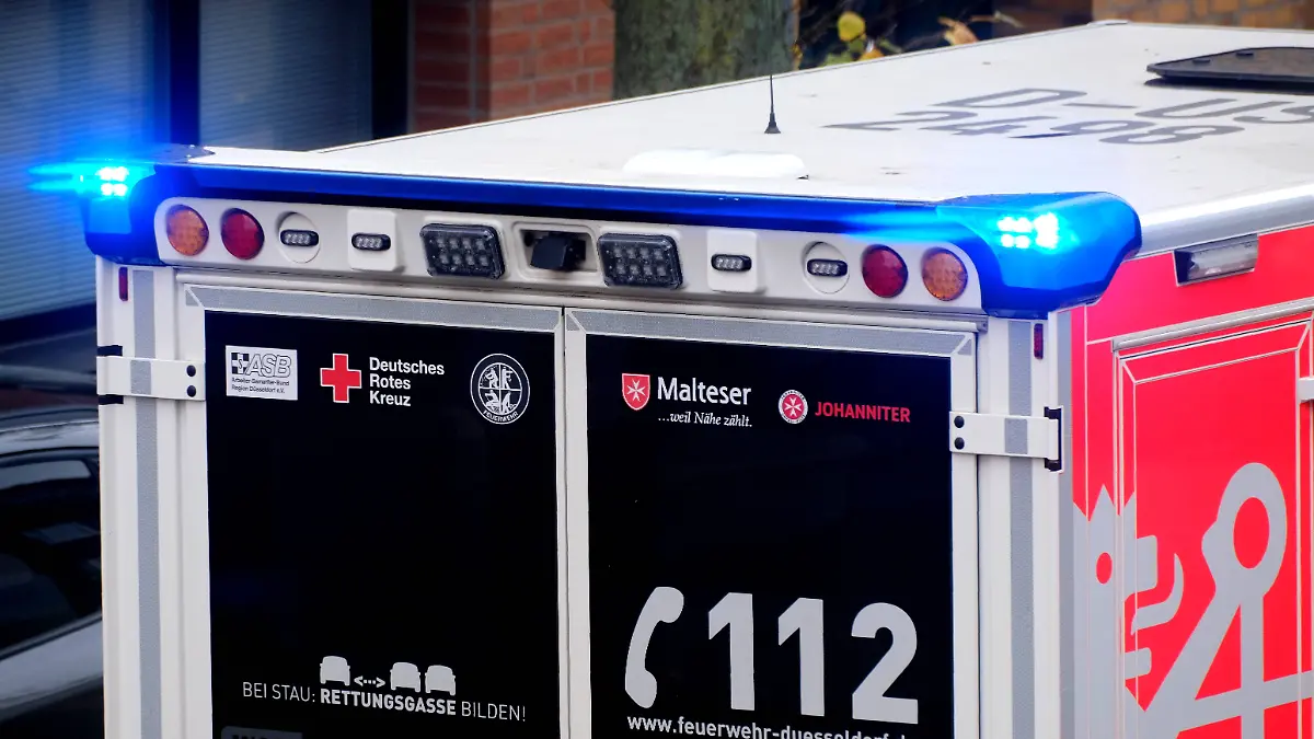 Düsseldorf 20.10.2025 Rettungswagen Rettungsdienst Rettungstransportwagen RTW Krankenwagen Feuerwehr Notarzt Blaulicht S
