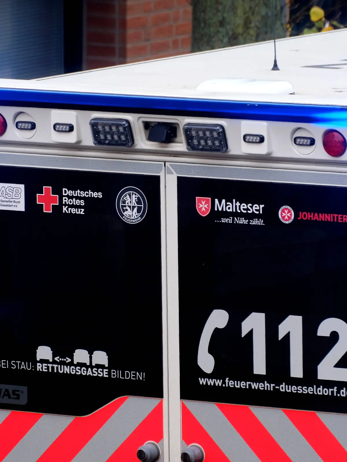 Düsseldorf 20.10.2025 Rettungswagen Rettungsdienst Rettungstransportwagen RTW Krankenwagen Feuerwehr Notarzt Blaulicht S
