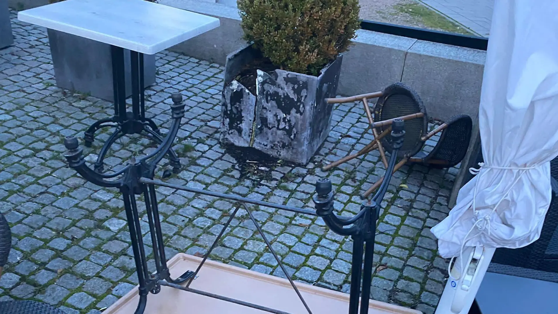 Die Terrasse des Restaurants in Wedel wurde in der Silvesternacht komplett verwüstet.