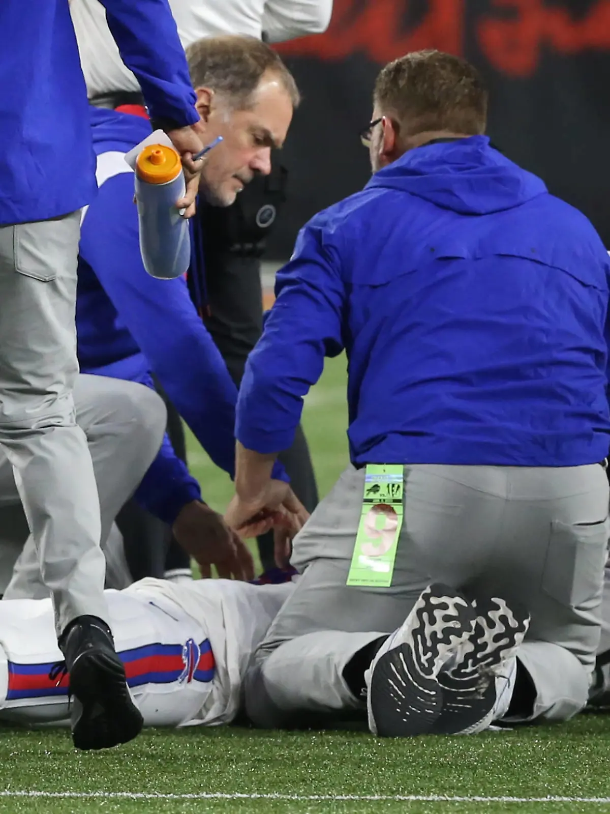 Buffalo Bills medical staff attended to Damar Hamlin 3 after he was injured making a tackled against the Cincinnati Bengalsduring the first half of play at Paycor Stadium on Monday, January 2, 2023 in Louisville, Kentucky. PUBLICATIONxINxGERxSUIxAUTxHUNxONLY KYP202301008 JOHNxSOMMERSxII