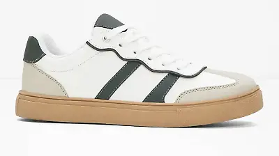 Lässiger Sneaker mit Materialmix