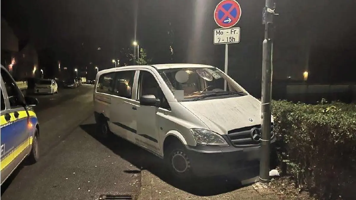 Die illegale Spritztour der beiden Jugendlichen endete vor einem Laternenmast.