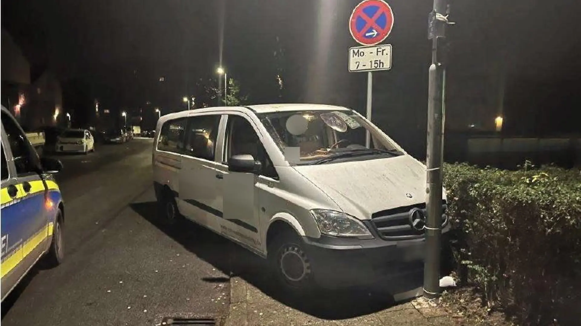 Die illegale Spritztour der beiden Jugendlichen endete vor einem Laternenmast.