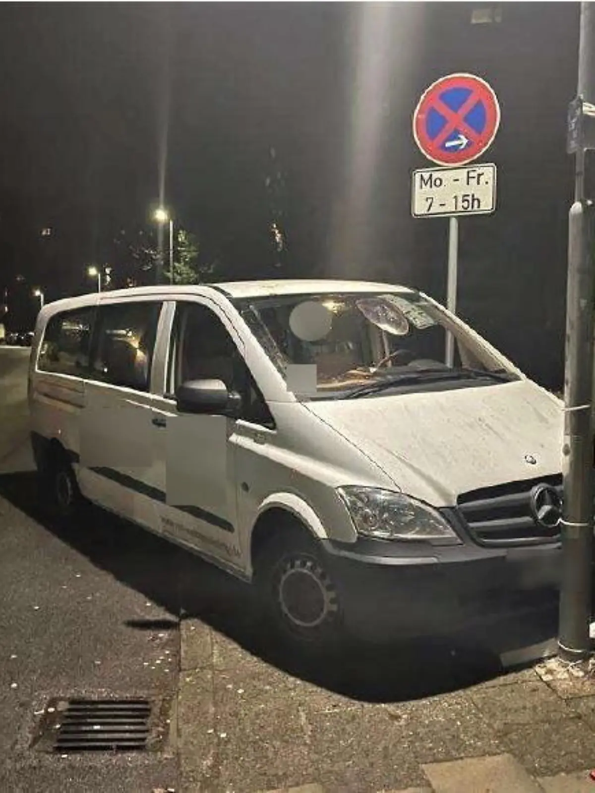 Die illegale Spritztour der beiden Jugendlichen endete vor einem Laternenmast.