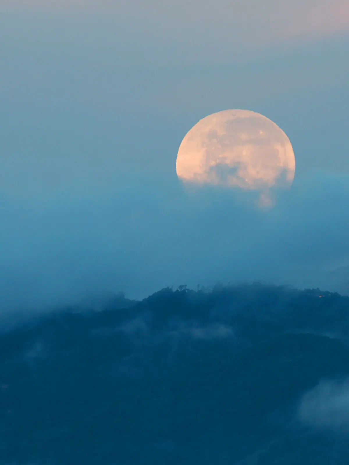 Der November-Vollmond wird traditionell „Nebelmond” genannt.
