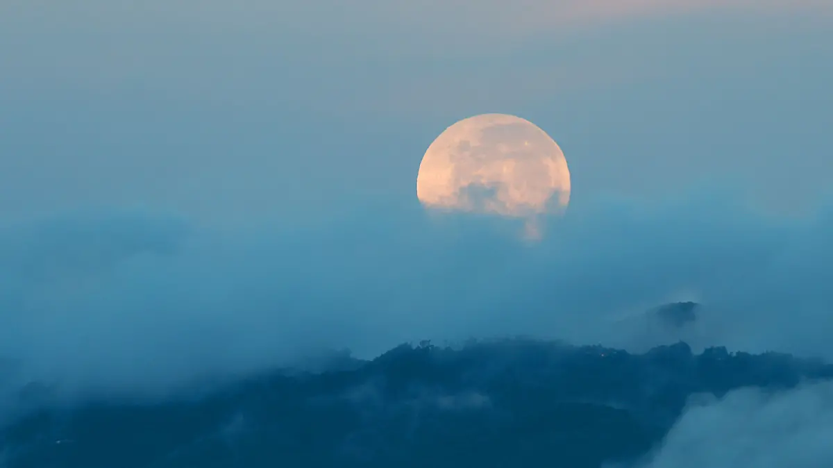 Der November-Vollmond wird traditionell „Nebelmond” genannt.