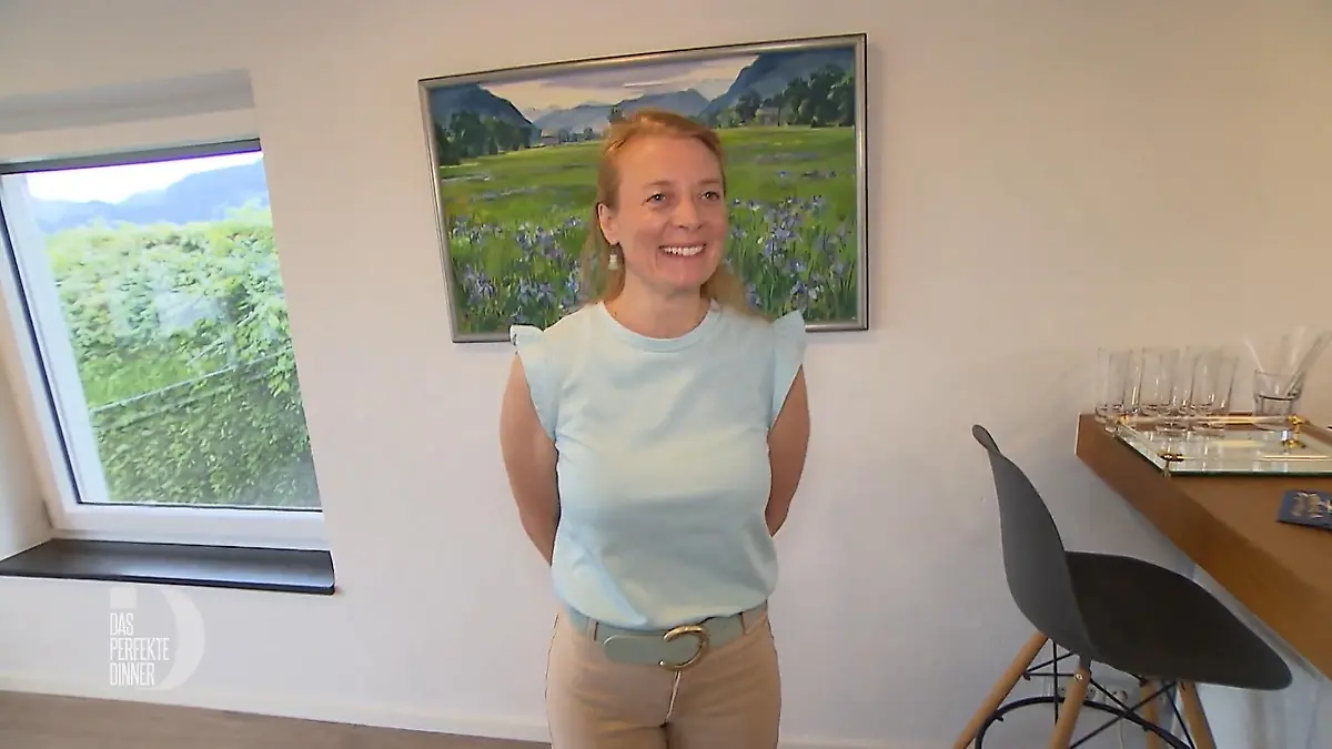 Doris begrüßt ihre Gäste beim „Perfekten Dinner“ mit strahlender Laune Gute Stimmung zum großen Finale