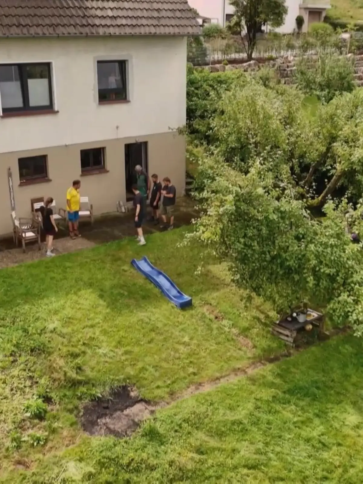 Bild zu: "SiebenTage Vollgas im steilen Garten"