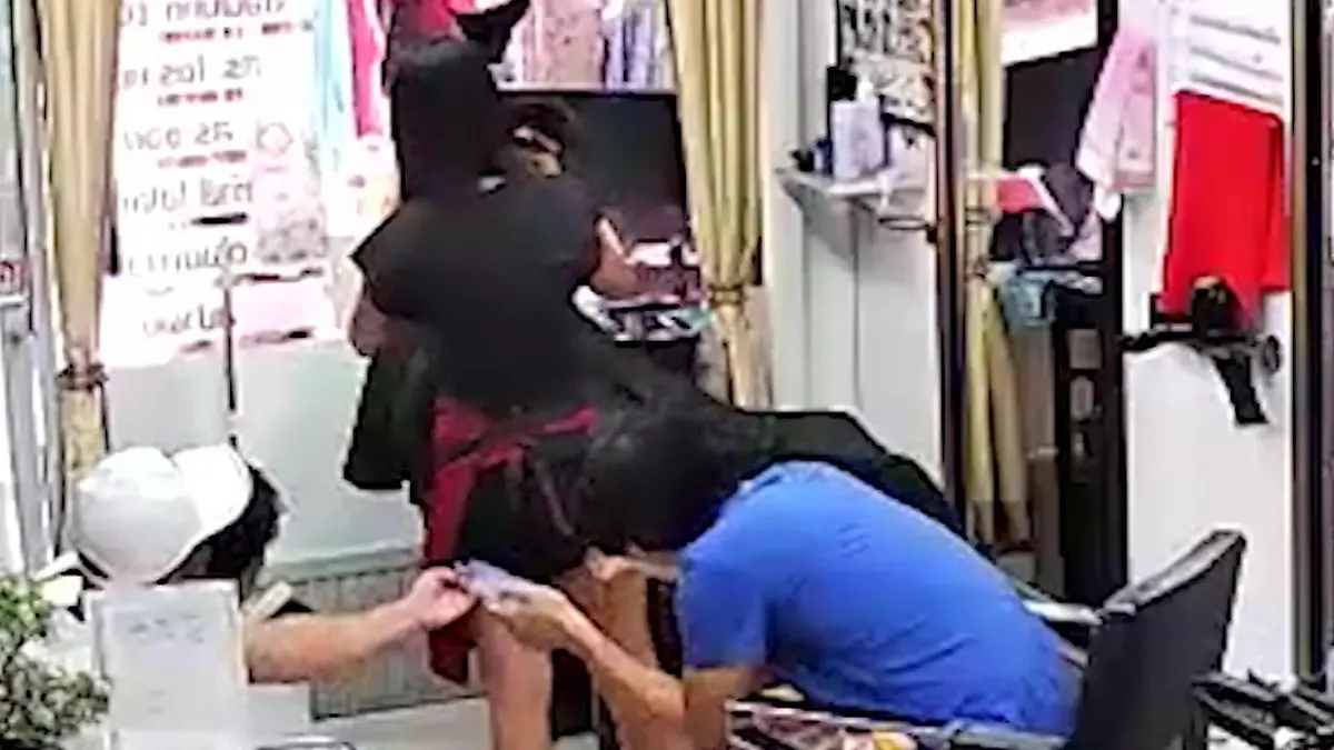 Obwohl sie sich wehrt! Friseurin wird von Touristen sexuell belästigt Männer lachen sie sogar aus
