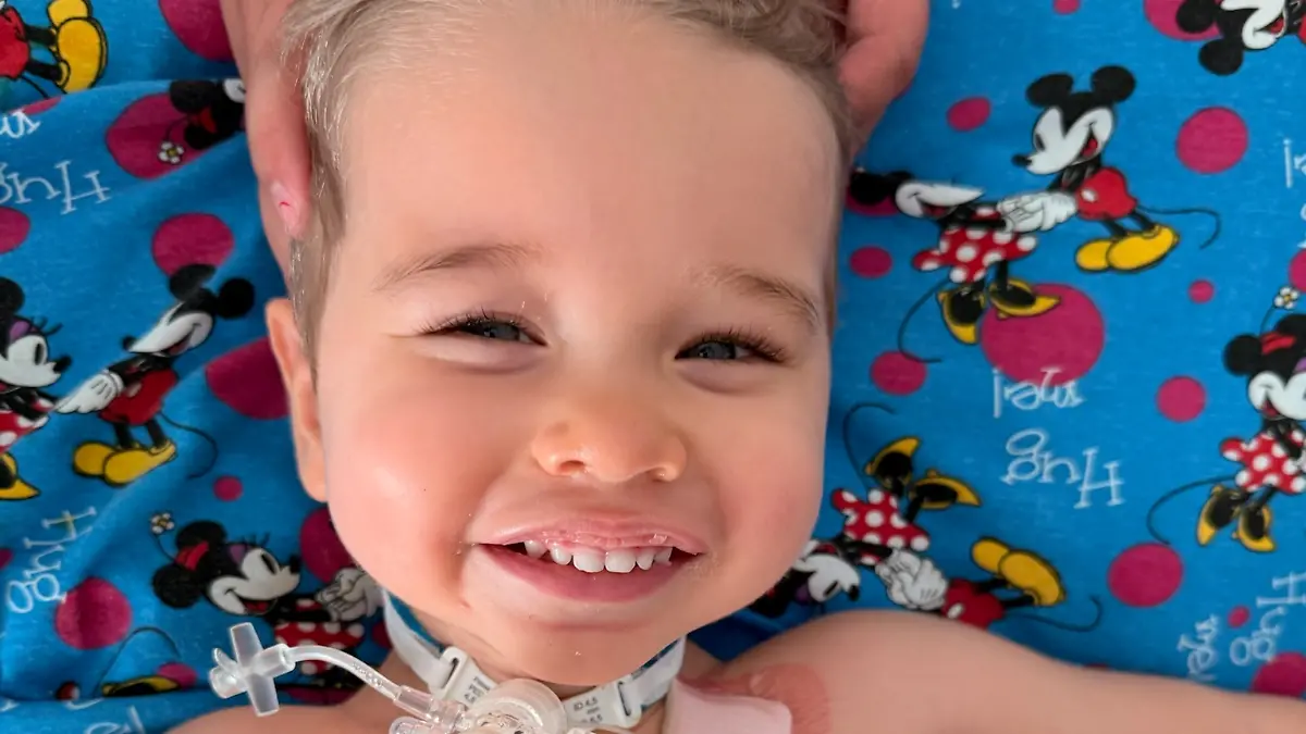 Oliver Staub (2) beginnt, sich von seiner Halskrause zu verabschieden, und soll auch vom Beatmungsgerät wegkommen. Eine experimentelle Stammzellentherapie soll gegen die Lähmung helfen.