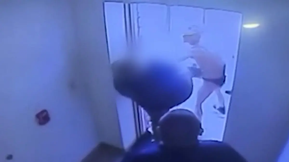 In Unterhose! Mann stürmt Polizeirevier – Beamtin schwer verletzt  „An diesem Tag brauchten sie selbst Hilfe“