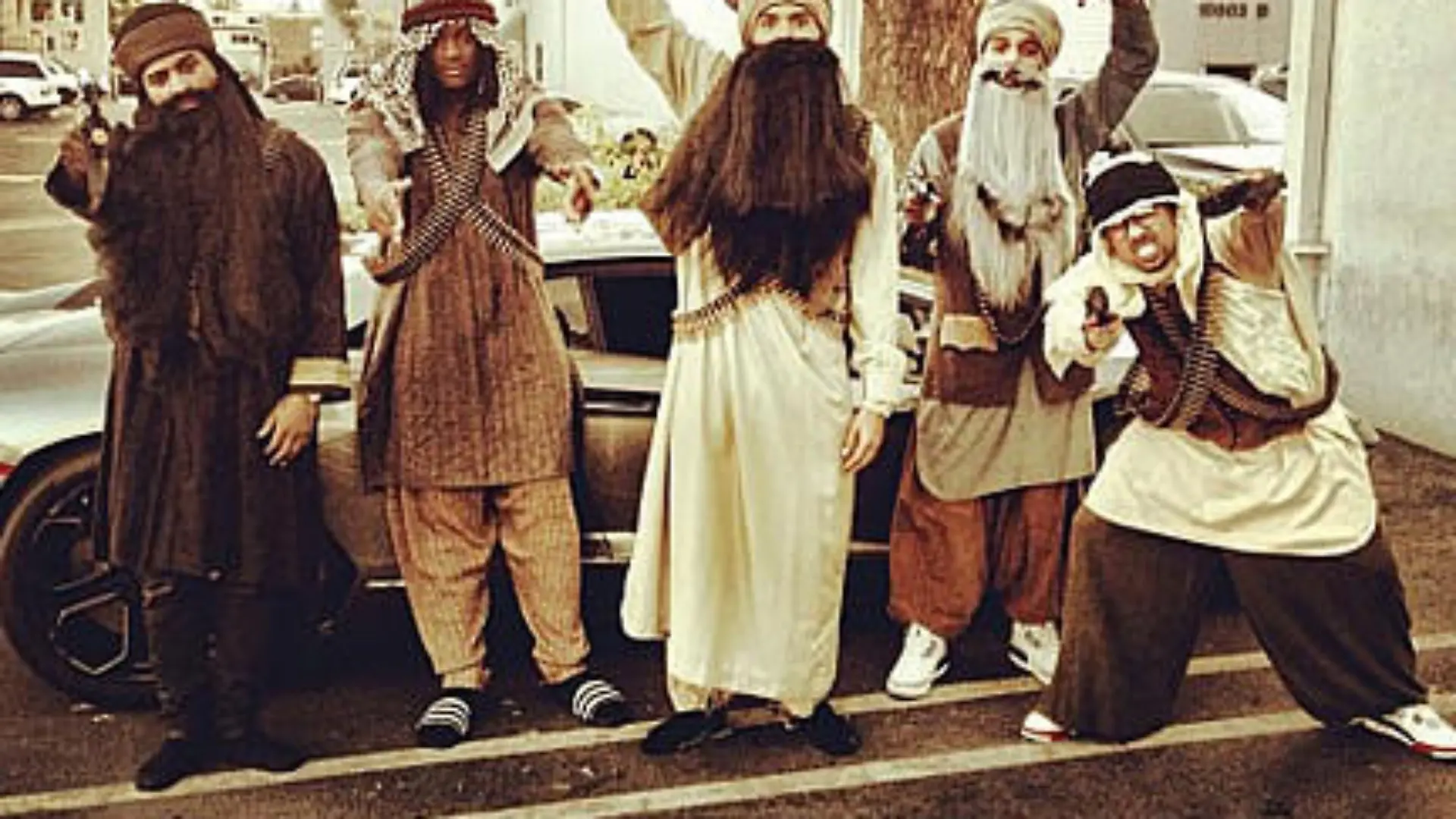 Chris Brown verkleidet sich als Terrorist und alle drehen durch