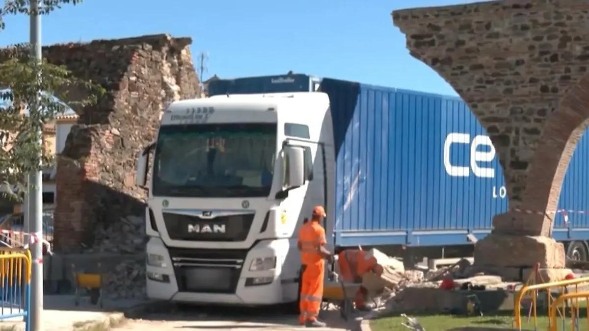 Historisches Bauwerk zerstört! Lkw crasht in Jahrhunderte alte Wasserleitung Anwohner stocksauer