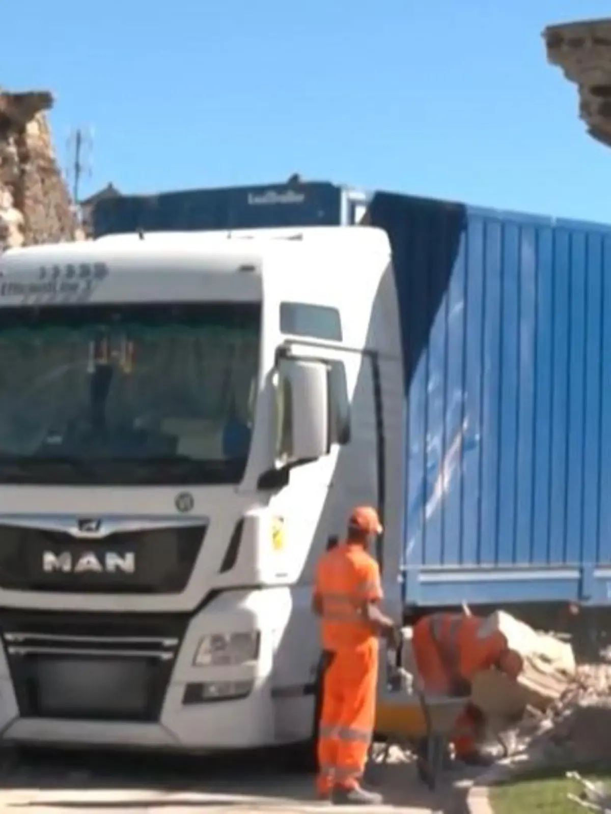 Bild zu: "Historisches Bauwerk zerstört! Lkw crasht in Jahrhunderte alte Wasserleitung"