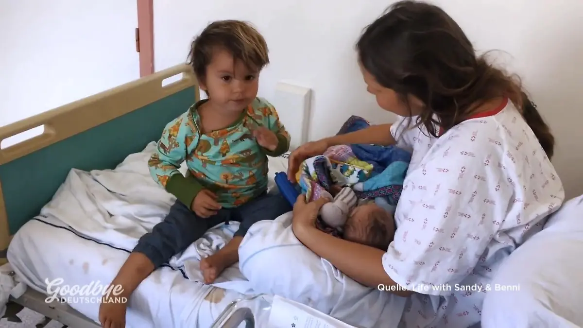 Die kleine Familie hat es geschafft Sandy und Benni: Schwere Hausgeburt