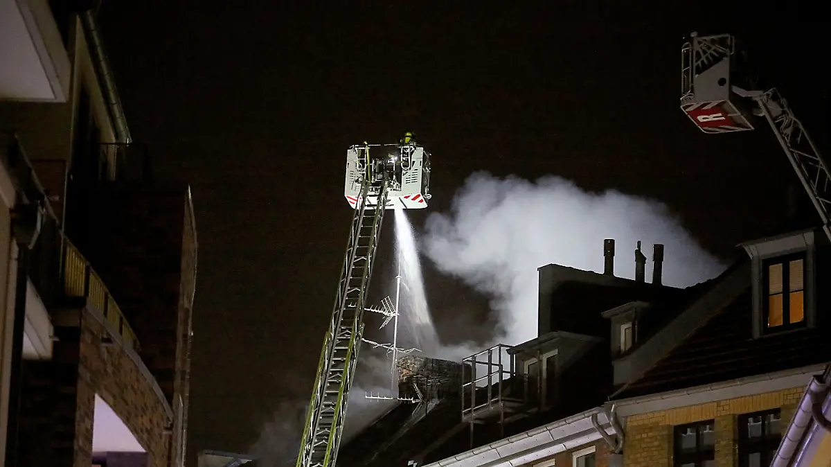 24.10.2018, Nordrhein-Westfalen, Köln: Feuerwehrleute löschen eine Wohnungsbrand in der Südstadt. Bei dem Brand sind zwei Menschen ums Leben gekommen.