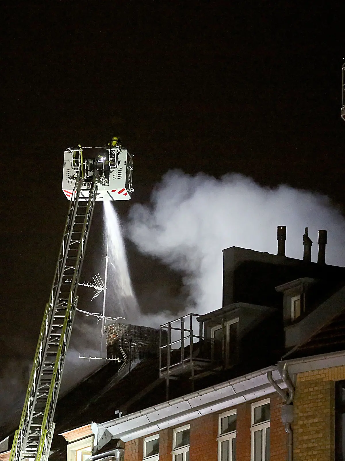 24.10.2018, Nordrhein-Westfalen, Köln: Feuerwehrleute löschen eine Wohnungsbrand in der Südstadt. Bei dem Brand sind zwei Menschen ums Leben gekommen.
