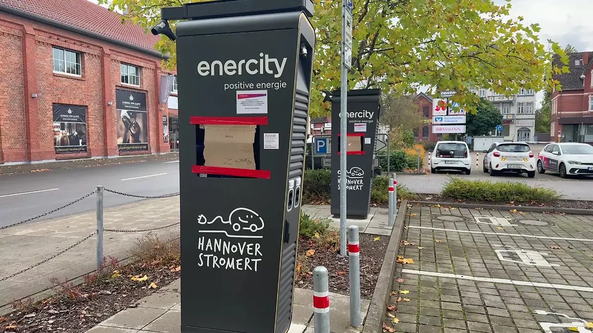 Immer wieder stehen die Autofahrer vor defekten Ladesäulen.