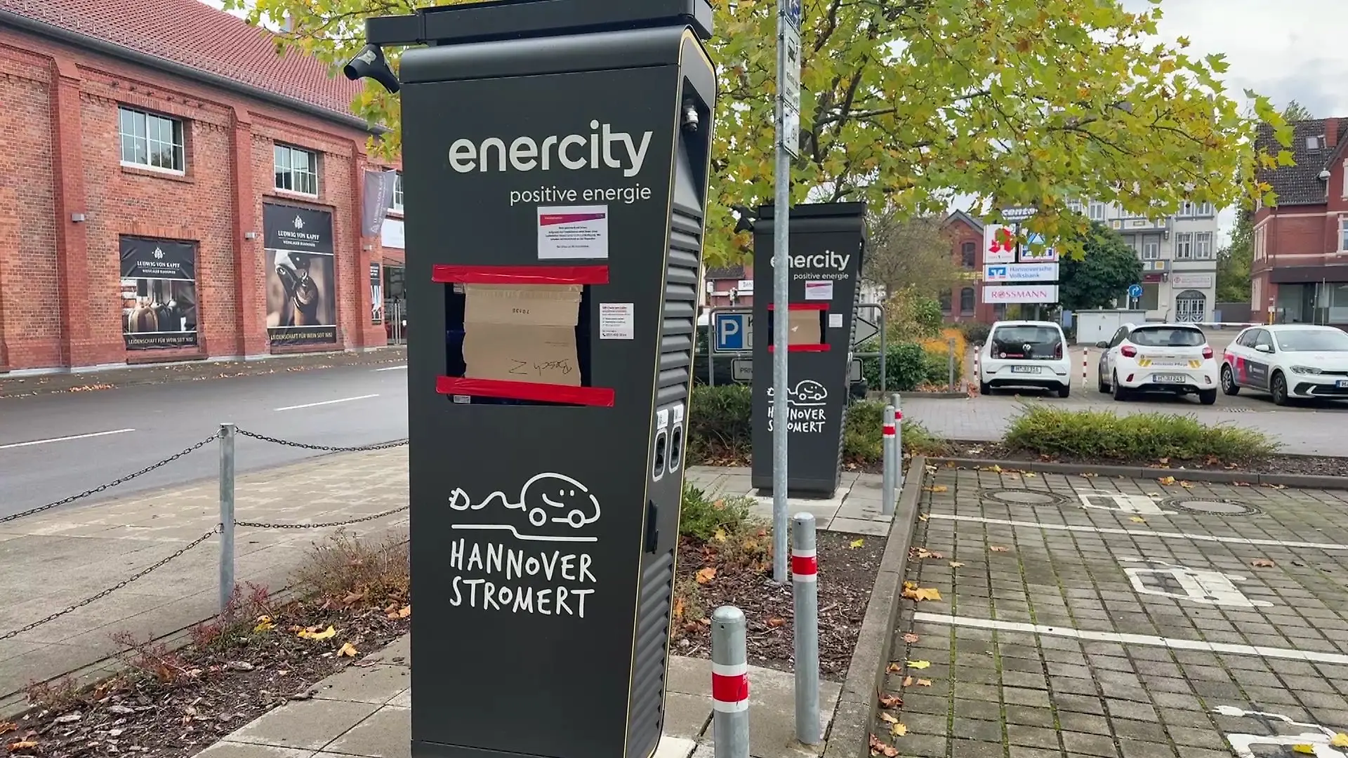 Immer wieder stehen die Autofahrer vor defekten Ladesäulen.