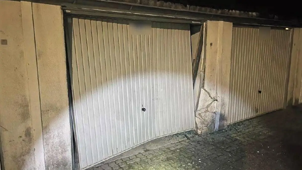 Auf seinem Weg rammte der 15-Jährige zwei Garagentore.
