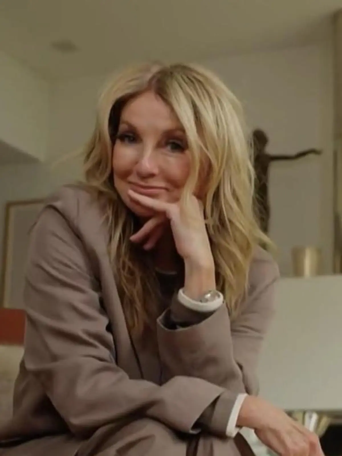 Bild zu: "Frauke Ludowig lässt wieder schnippeln – und trägt ihren Knochen bald als Schmuck!"