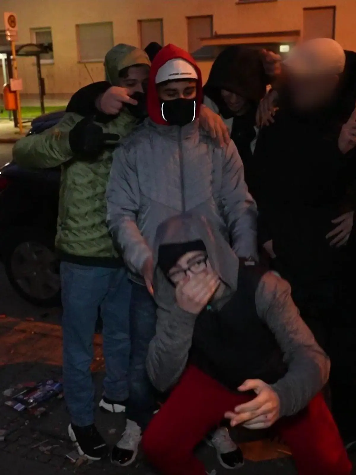 Jugendliche in der Silbersteinstraße in Neukölln. Gewalt gegen Einsatzkräfte finden sie völlig ok, sagen sie im Interview mit RTL.