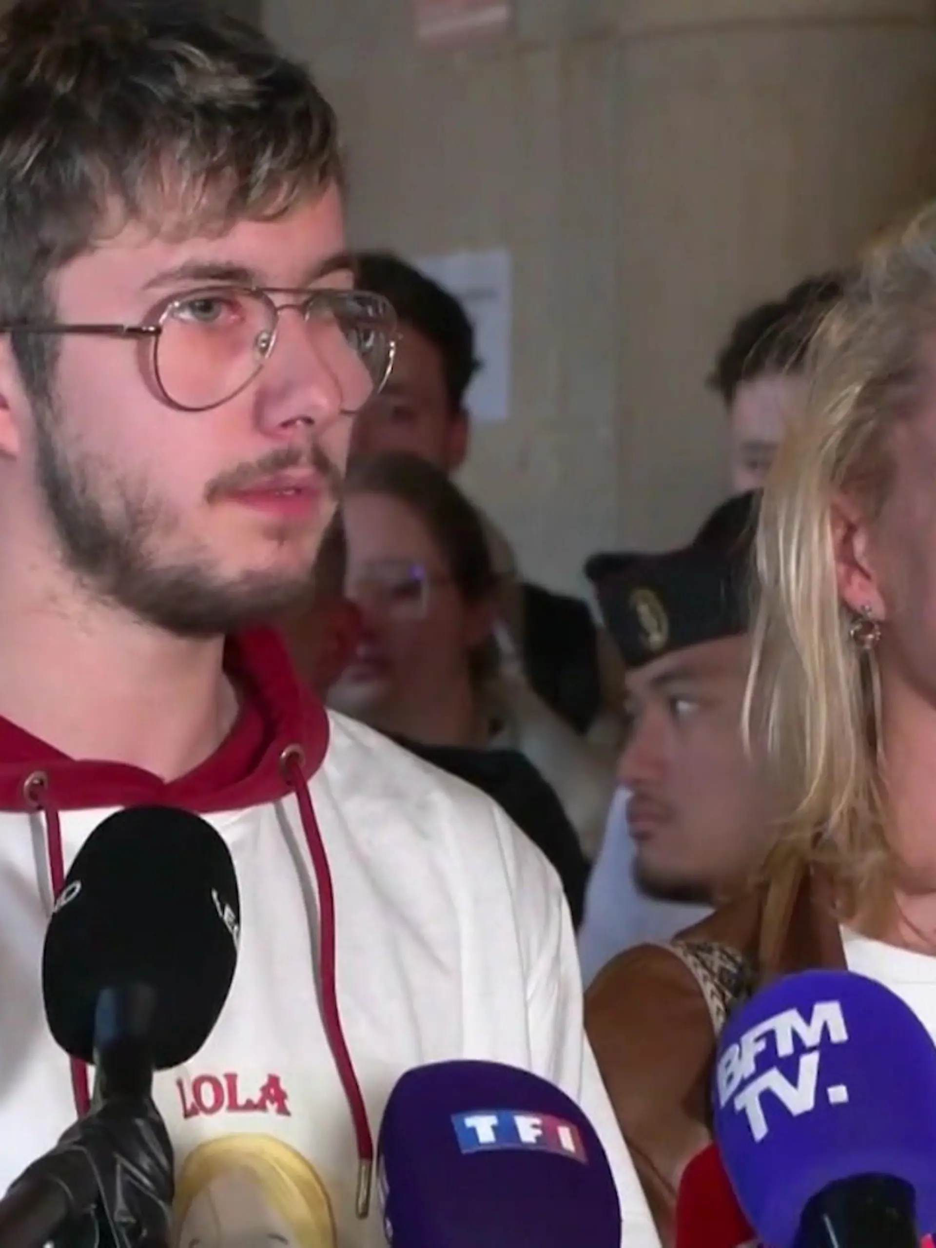 Bild zu: "Mutter und Bruder brechen nach Urteil in Tränen aus"