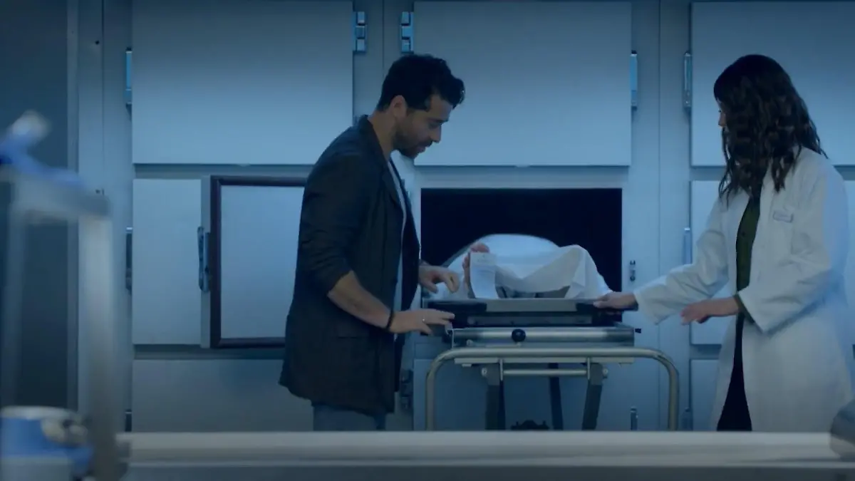 Carlos und Zoe sind in der Pathologie gut beschäftigt. Sie müssen unbedingt wissen, welche Leiche im Wasser gefunden wurde. 