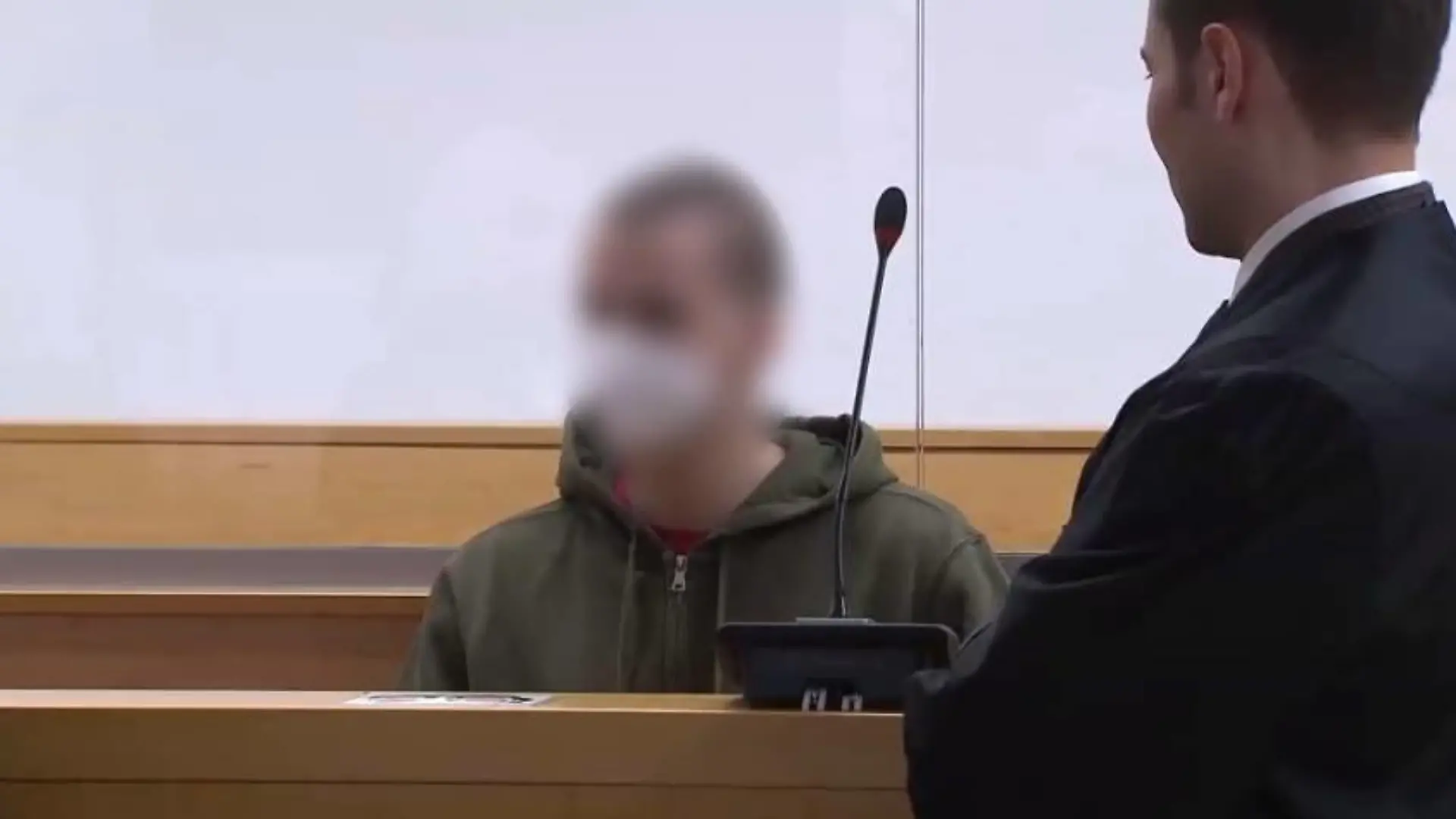 Der angeklagte Ioannis K. ist 28 Jahre alt und ledig. Er soll seine Mutter Anja S. und ihren Mann Frank S. ermordet haben.
