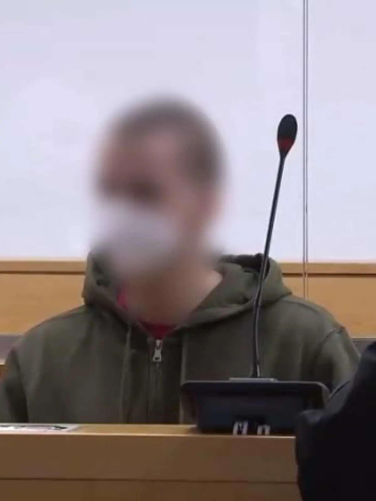 Der angeklagte Ioannis K. ist 28 Jahre alt und ledig. Er soll seine Mutter Anja S. und ihren Mann Frank S. ermordet haben.
