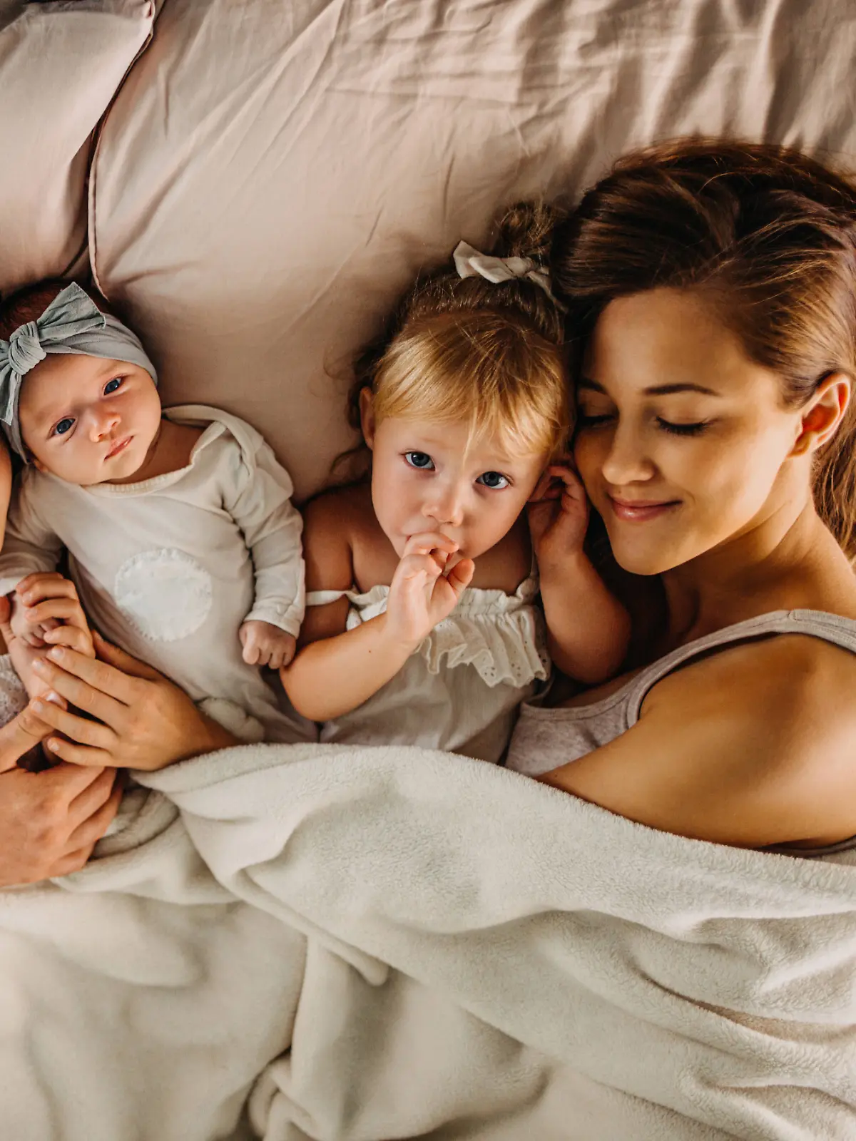 Familie, die im Bett liegt und kuschelt