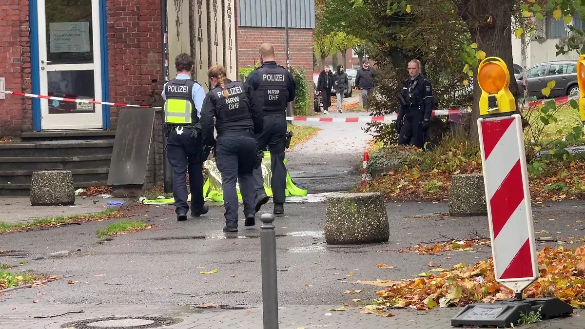 Die Beamten fanden vor Ort zwei Schwerverletzte, die umgehend ins Krankenhaus gebracht wurden.
