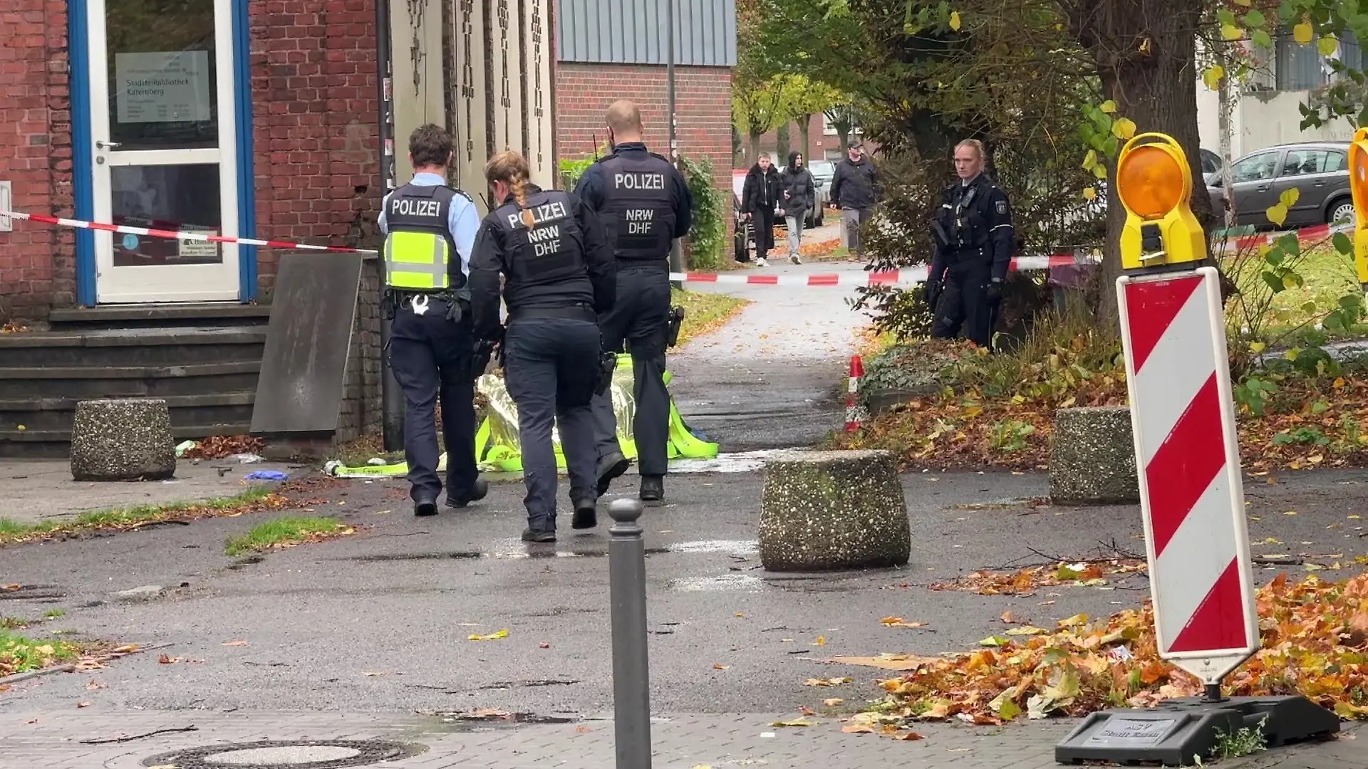 Die Beamten fanden vor Ort zwei Schwerverletzte, die umgehend ins Krankenhaus gebracht wurden.