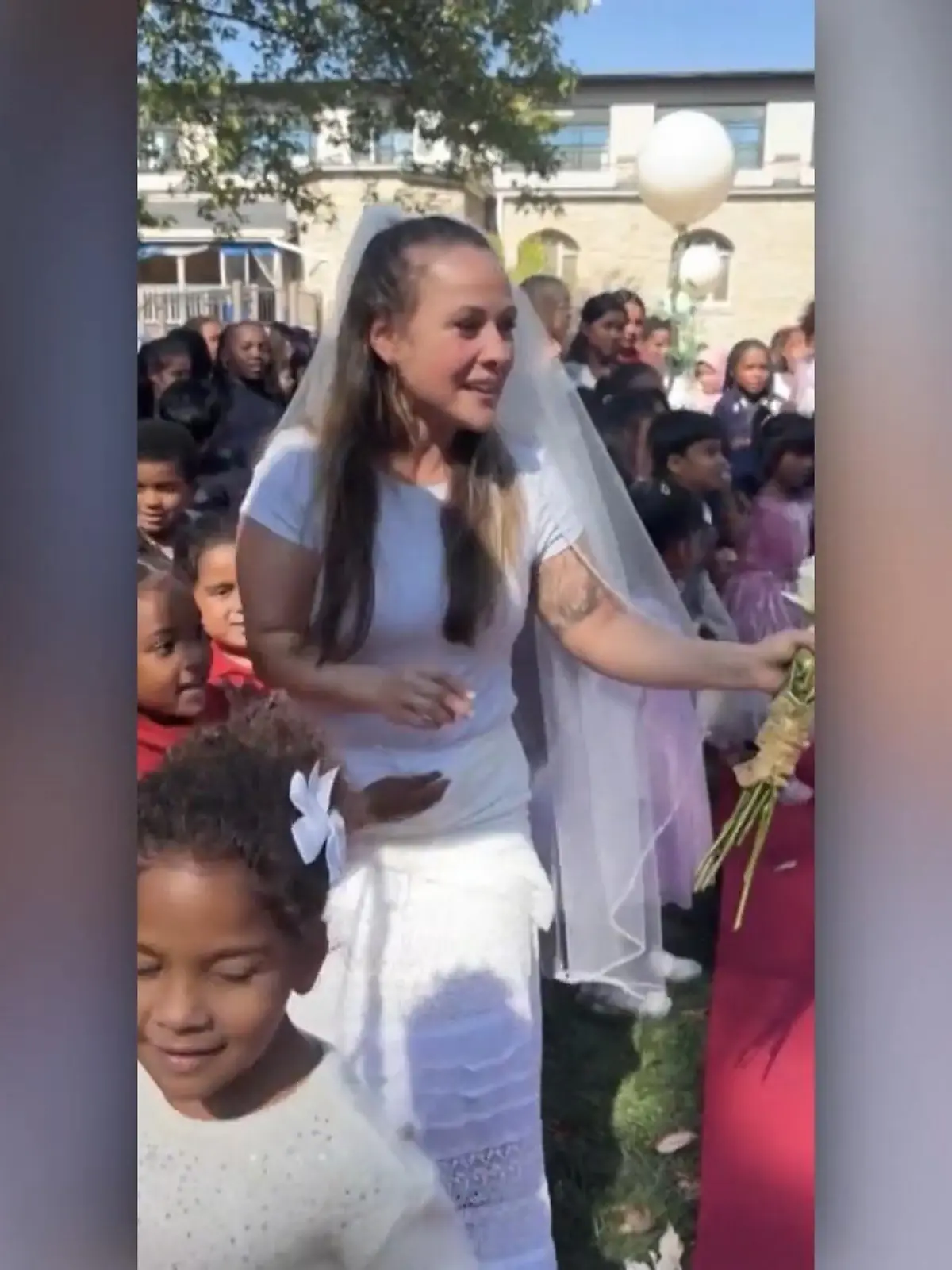 Bild zu: "Da ist sie baff! Schulleiterin mit Hochzeitsfeier überrascht"