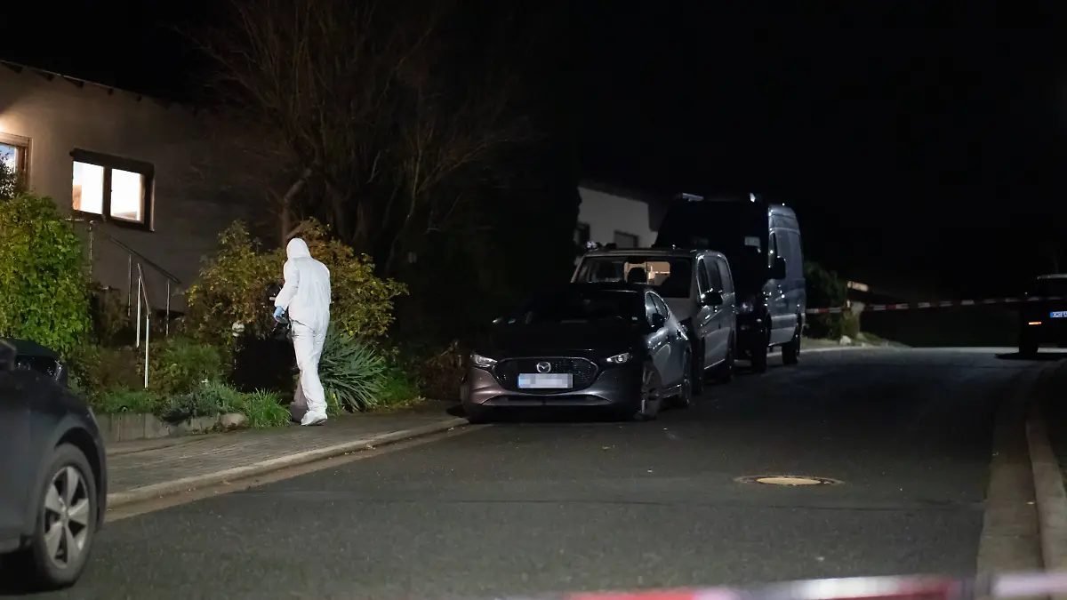 Am 25.10.2025 hat die Polizei in Solms-Niederbiel drei tote Personen in einem Wohnhaus gefunden. Zuvor meldeten Zeugen eine verletzte Person auf dem Hof des Hauses. Die Verletzte wurde ins Krankenhaus gebracht. Die Hintergründe des Geschehens sind unklar, Polizei und Staatsanwaltschaft ermitteln. Es bestand keine Gefahr für Dritte.