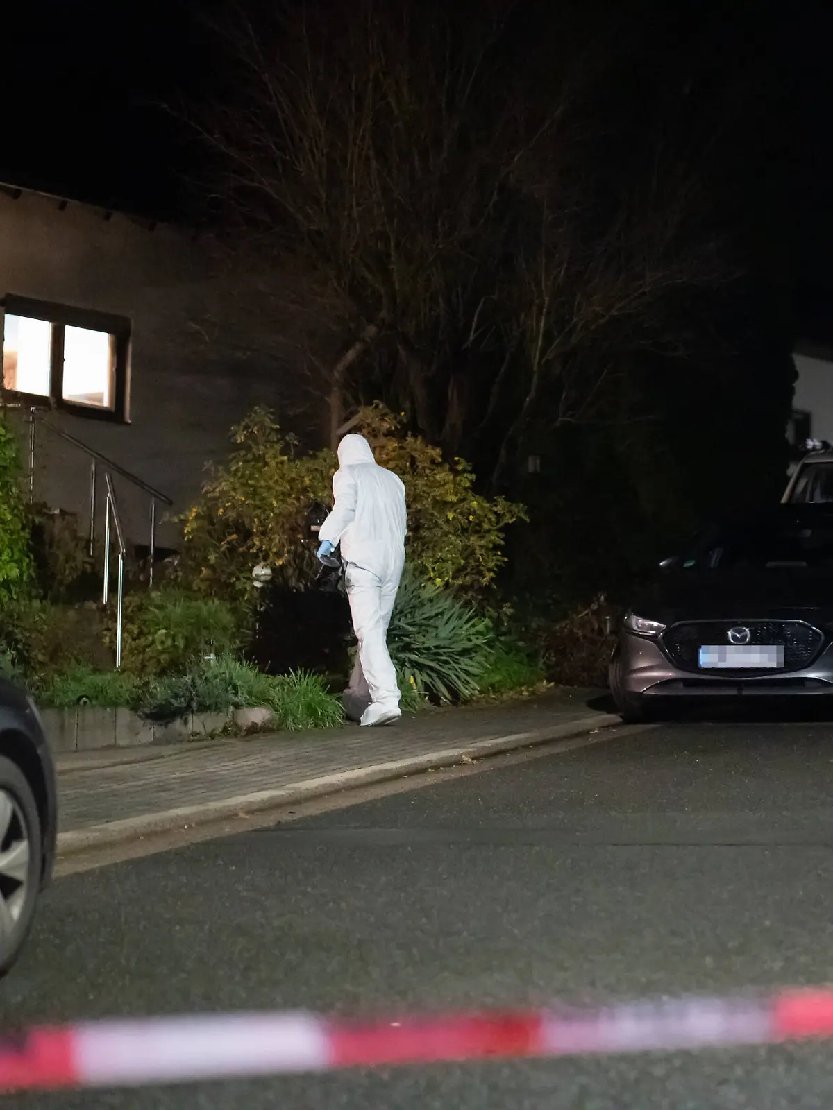 Am 25.10.2025 hat die Polizei in Solms-Niederbiel drei tote Personen in einem Wohnhaus gefunden. Zuvor meldeten Zeugen eine verletzte Person auf dem Hof des Hauses. Die Verletzte wurde ins Krankenhaus gebracht. Die Hintergründe des Geschehens sind unklar, Polizei und Staatsanwaltschaft ermitteln. Es bestand keine Gefahr für Dritte.