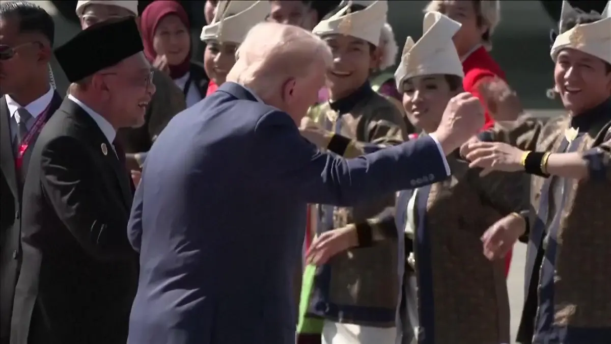 Prä-si-DANCE! Donald Trump legt Tänzchen am Flughafen hin Show-Einlage auf Asienreise