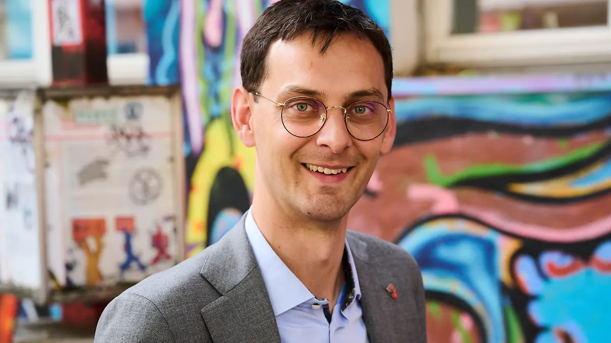 ARCHIV - 09.08.2021, Berlin: Neuköllns Bezirksbürgermeister Martin Hikel (SPD) steht im Schillerkiez. (zu dpa «Hikel begrüßt Debatte über Jahn-Denkmal in der Hasenheide») Foto: Annette Riedl/dpa +++ dpa-Bildfunk +++