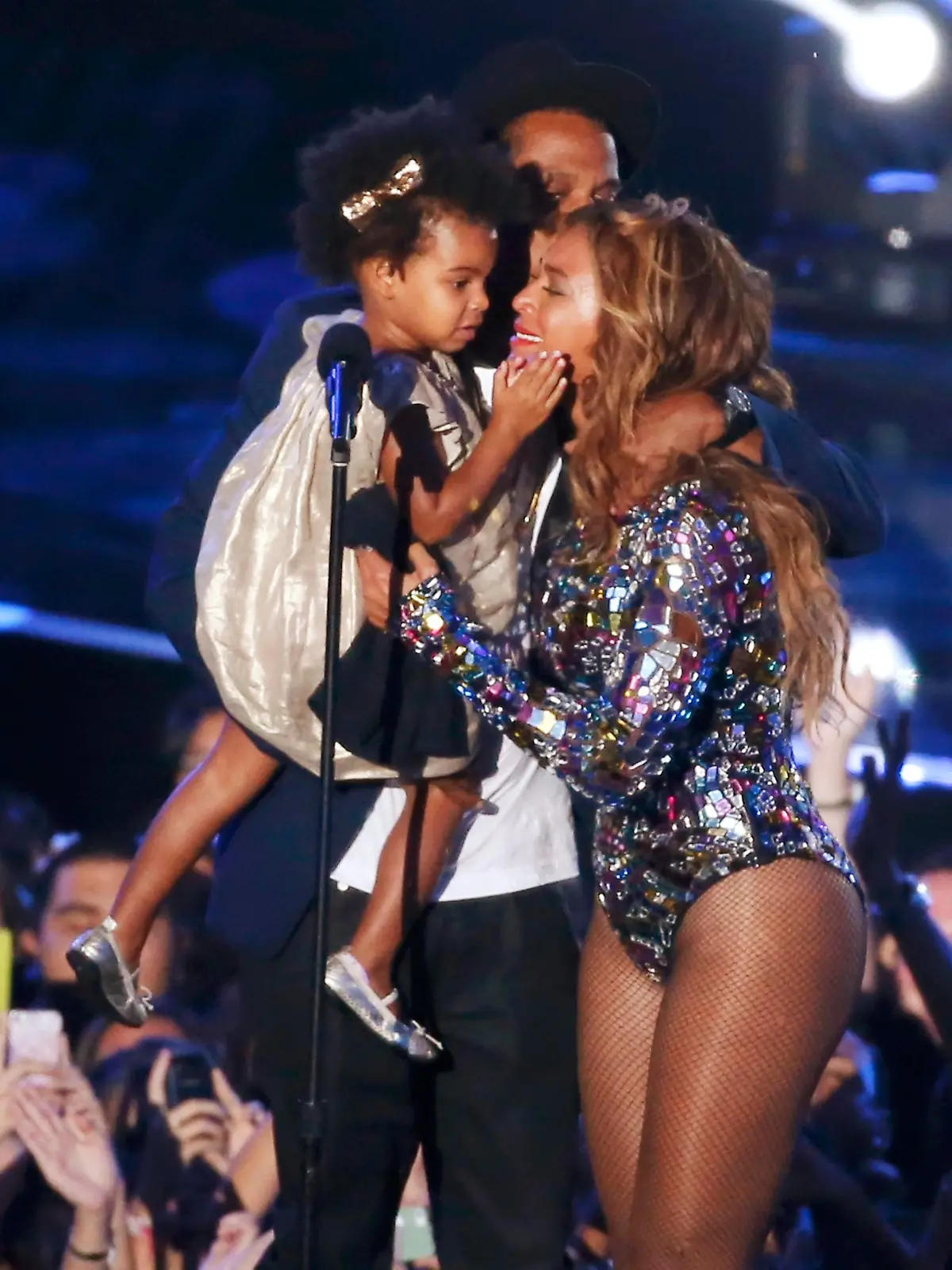 Beyonce kisses her daughter Ivy Blue, held by Jay-Z, as she accepts the Video Vanguard Award on stage during the 2014 MTV Video Music Awards in Inglewood, California August 24, 2014. REUTERS/Lucy Nicholson (UNITED STATES - Tags: ENTERTAINMENT) (MTV-SHOW)