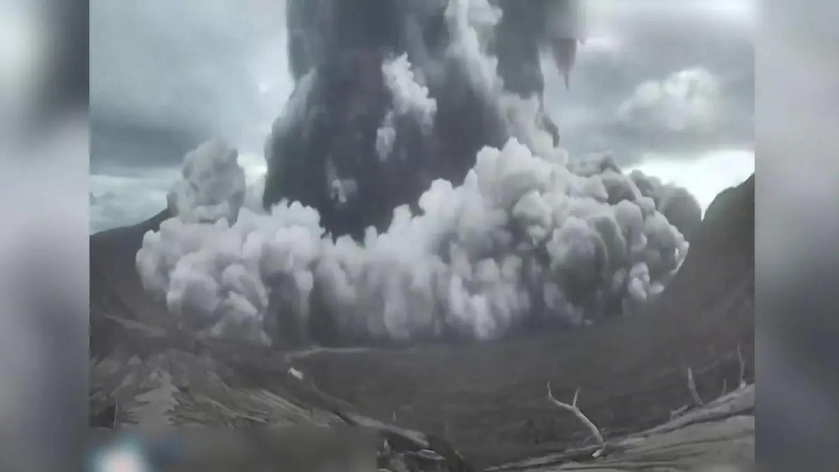 Seltene Aufnahmen! Vulkan schleudert Aschewolke zwei Kilometer in die Luft Ausbruch auf den Philippinen