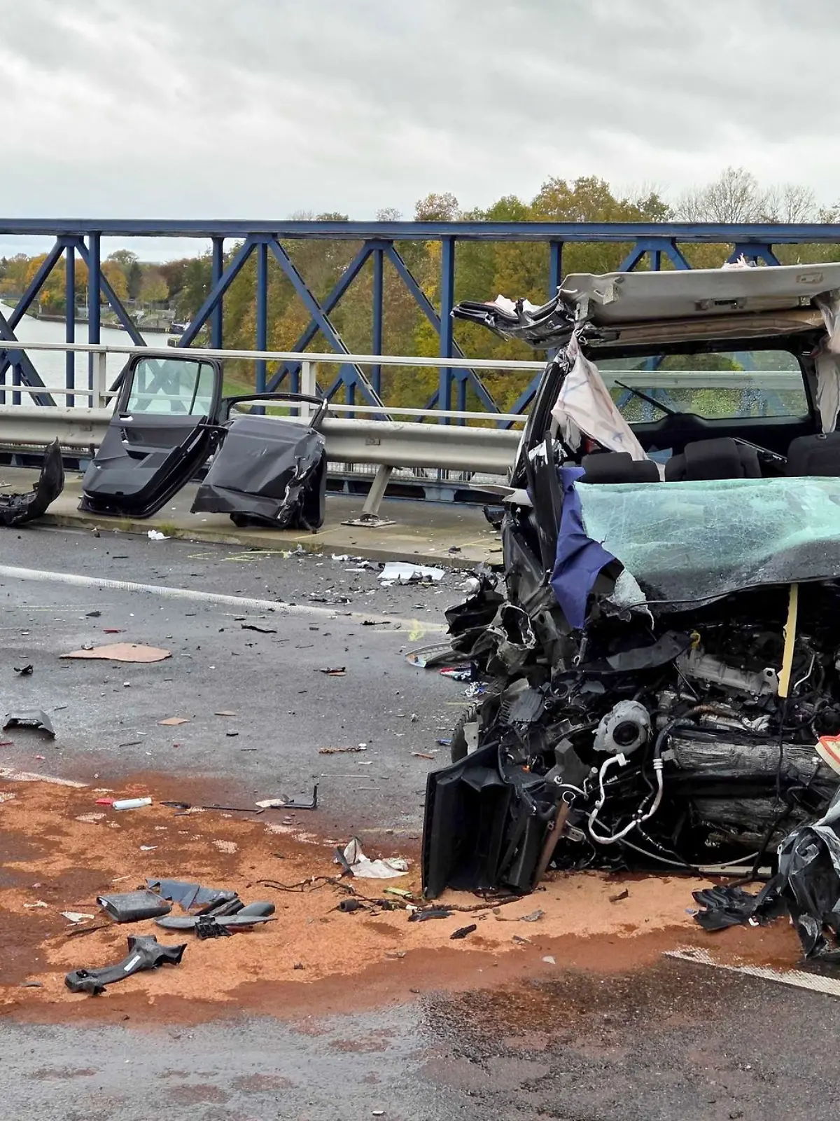 Bild zu: "Drei Tote nach Horror-Unfall bei Braunschweig – Hintergründe weiterhin unklar"