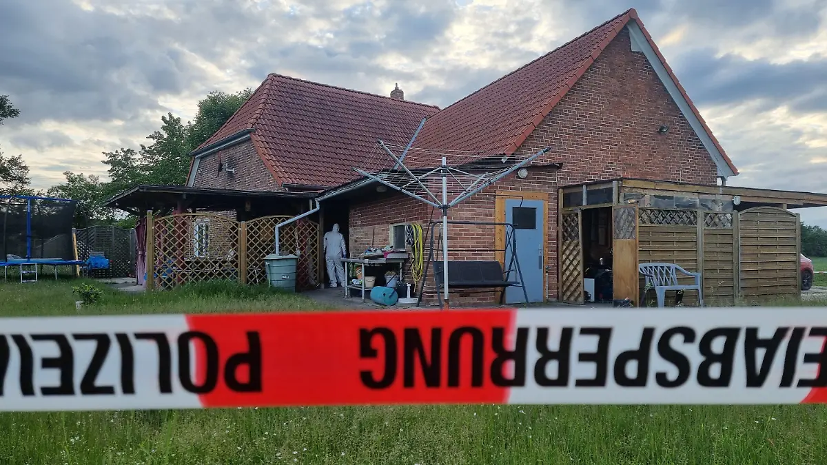 30.05.2022, Niedersachsen, Neustadt am Rübenberge: Ein Polizeiabsperrband ist vor einem Haus zu sehen. In einem abgelegenen Haus in Neustadt am Rübenberge bei Hannover sind am Montag zwei tote Menschen entdeckt worden. Foto: -/TNN/dpa +++ dpa-Bildfunk +++