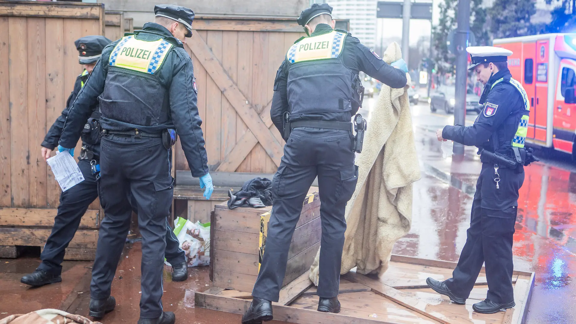 Leiche bei Abbau des Weihnachtsmarktes auf dem Spielbudenplatz gefunden.