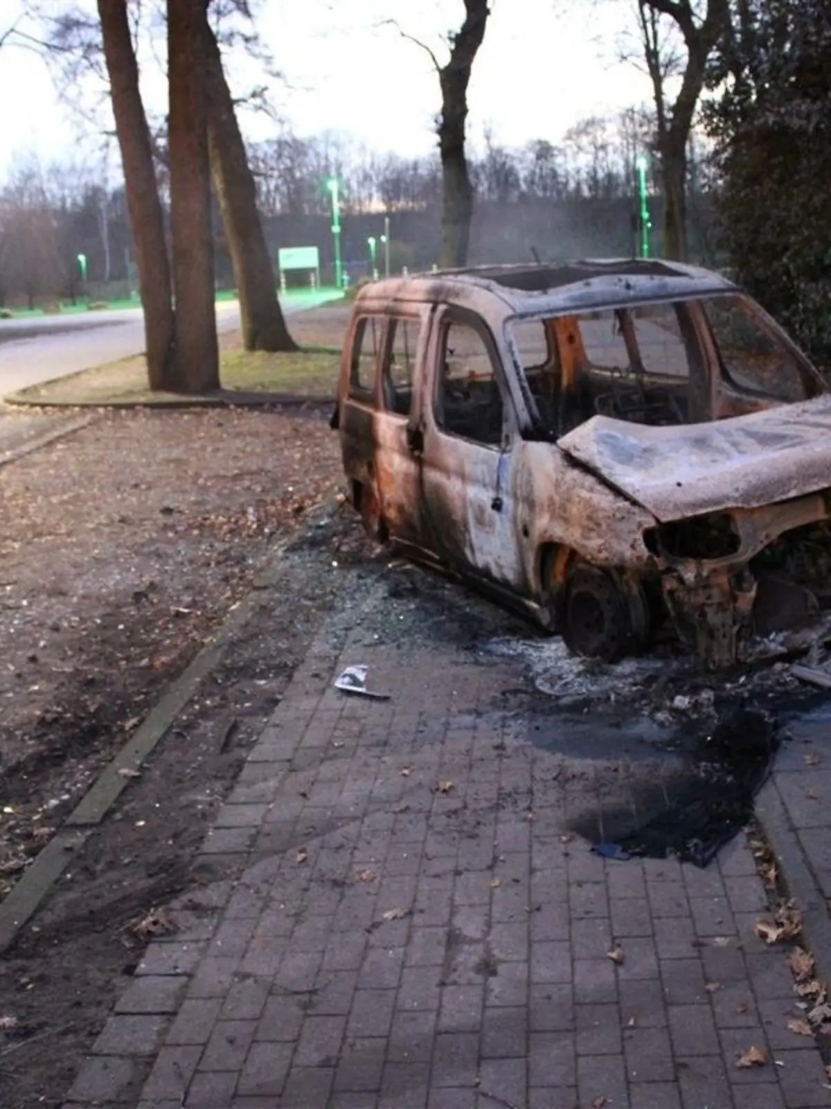 HANDOUT - 25.12.2022, Nordrhein-Westfalen, Duisburg: Auf dem Fahrersitz dieses ausgebrannten Autowracks hat ein Spaziergänger in Duisburg eine Leiche entdeckt. Die Mordkommission ermittelt. (Zu dpa: «Ausgebranntes Auto mit Leiche in Duisburg entdeckt») Foto: Polizei Duisburg/dpa - ACHTUNG: Nur zur redaktionellen Verwendung im Zusammenhang mit der aktuellen Berichterstattung und nur mit vollständiger Nennung des vorstehenden Credits +++ dpa-Bildfunk +++