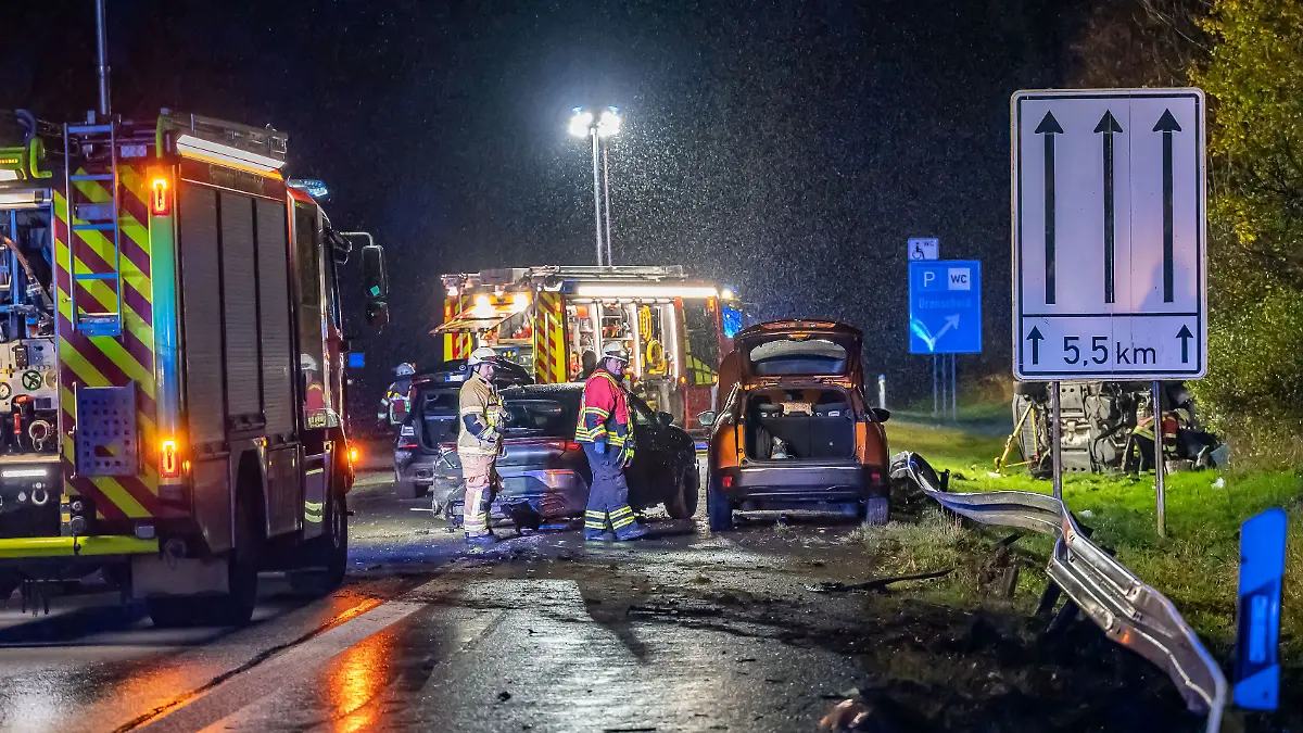 Bei dem Unfall auf der A45 wurden mehrere Menschen verletzt.