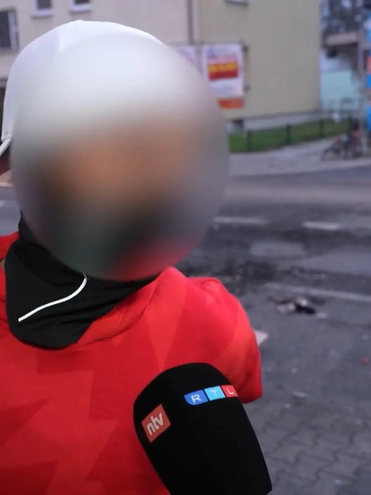 In Neukölln, einem Stadtteil im Berliner Süden, waren die Ausschreitungen an Silvester besonders heftig. Wir haben mit Menschen dort gesprochen. Die Aussagen der Menschen dort sind in ihrer Klarheit absolut erschütternd. Die Gewalt gegen Polizei und Rettungskräfte finden viele ok, Silvester sei  "amüsant" gewesen, sagte einer. Doch es gibt auch Anwohner, die davon sprechen, Angst zu haben.