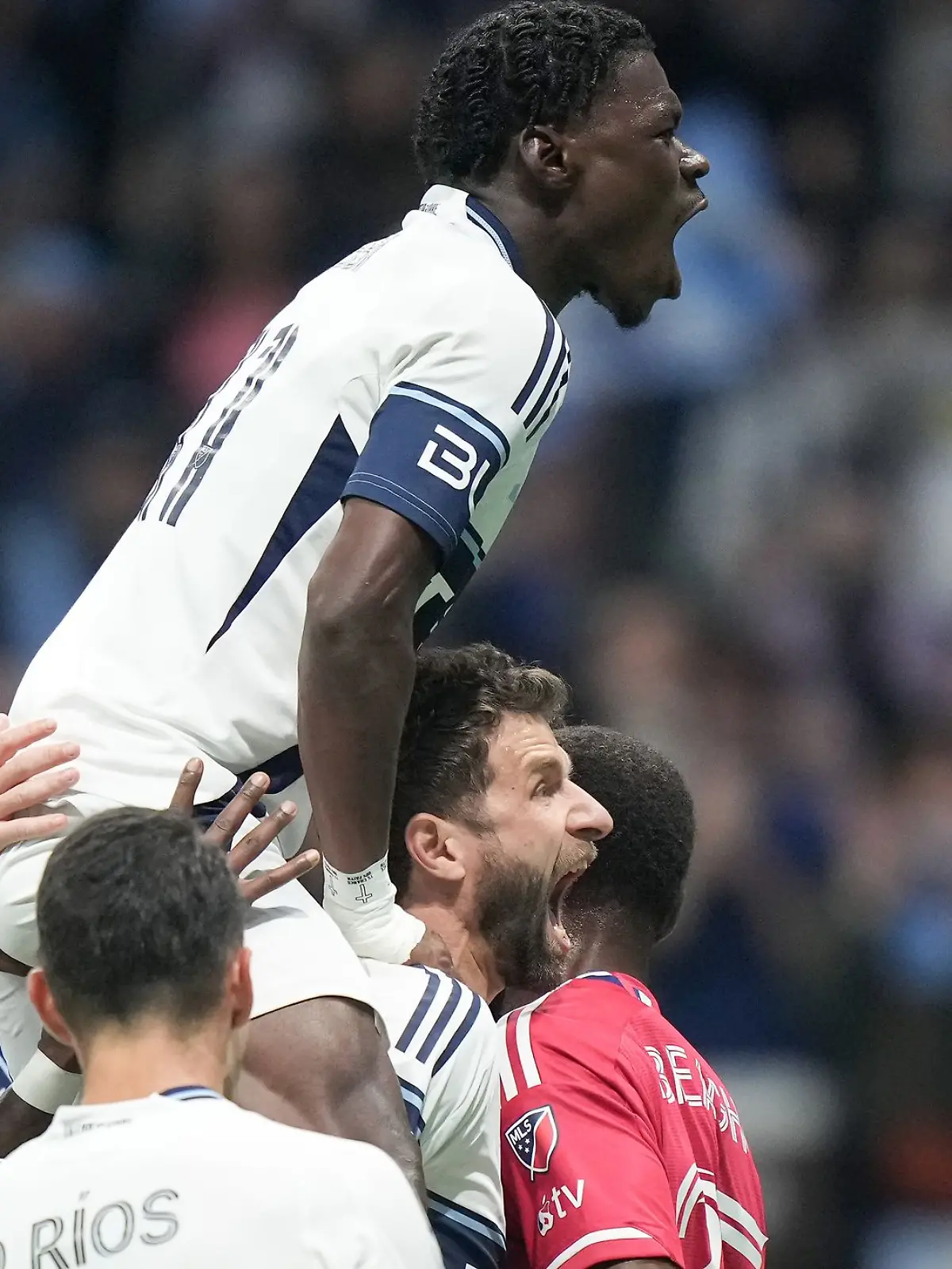 Bild zu: "Müller trifft wieder: Vancouver gewinnt Playoff-Auftakt"